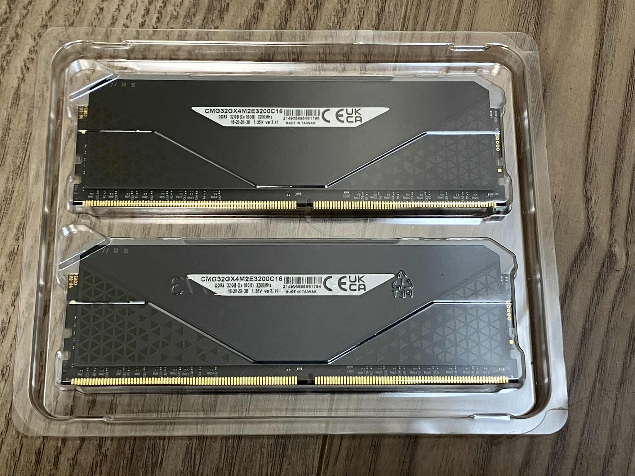 CMG32GX4M2E3200C16