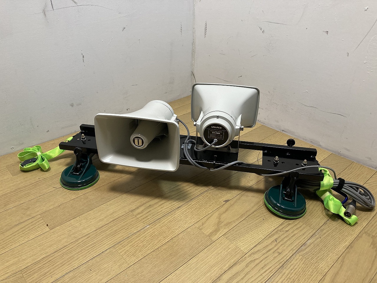 UNI-PEX ユニペックス ゴム吸盤架台付 車載用拡声器 10W ホーン 
