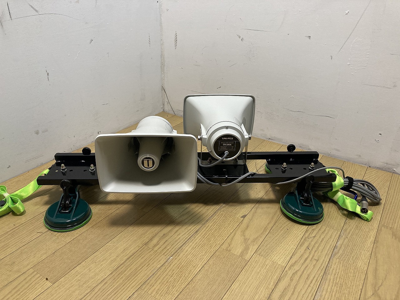 UNI-PEX ユニペックス ゴム吸盤架台付 車載用拡声器 10W ホーン 