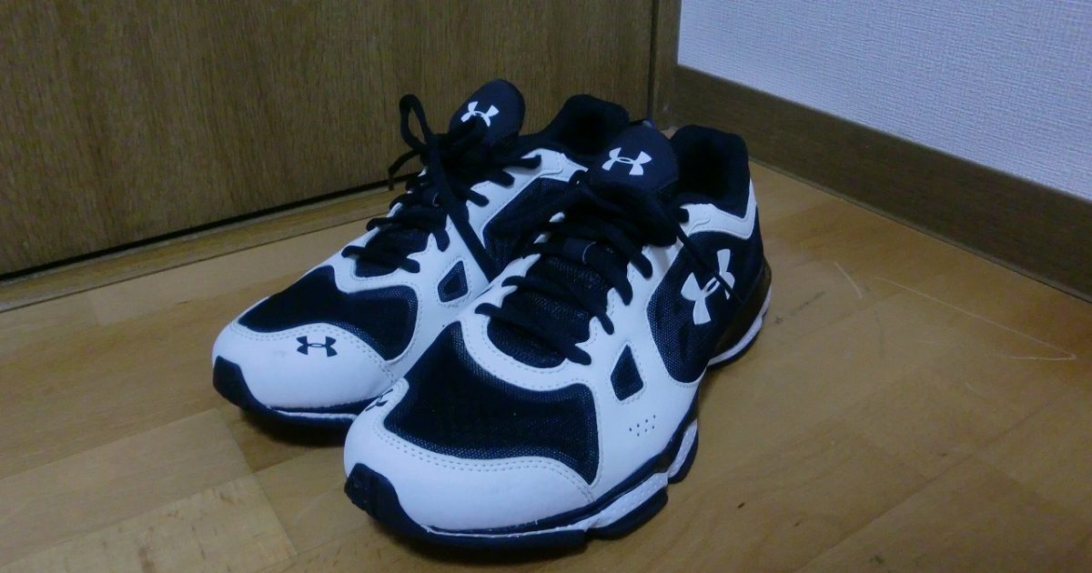 スニーカー UNDER ARMOUR MICRO 26.5cm アンダーアーマー メッシュ 白 黒 ブラック ホワイト ランニング シューズ 軽量