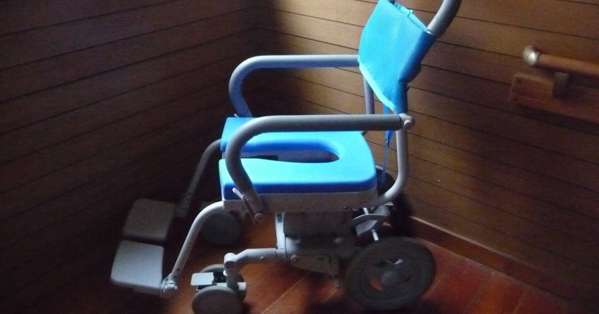シャワーラク ウチヱ SWR-102 UCHIE 車椅子 U型シート 狭い室内でも扱いやすいコンパクトなシャワーキャリー