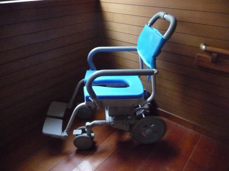 シャワーラク ウチヱ SWR-102 UCHIE 車椅子 U型シート 狭い室内でも扱いやすいコンパクトなシャワーキャリー