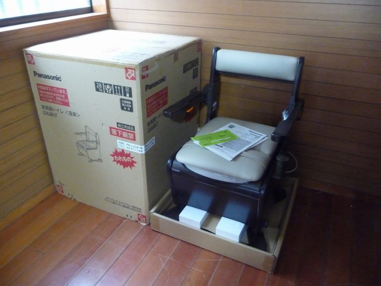 家具調トイレ Panasonic PN-L23418 パナソニック ひじ掛けはねあげ 脱臭 あたたか便座 介護用 ポータブルトイレ