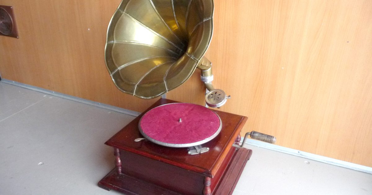 蓄音機 ラッパ 付き Gramophone