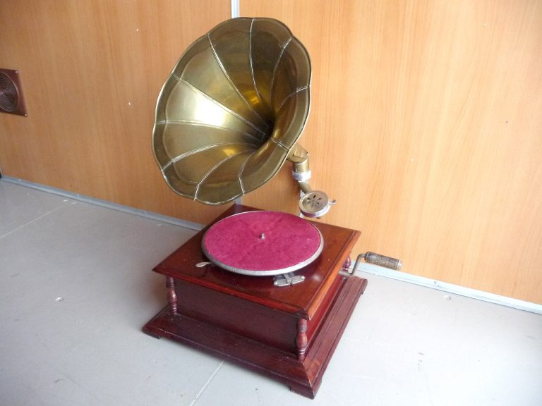 蓄音機 ラッパ 付き Gramophone