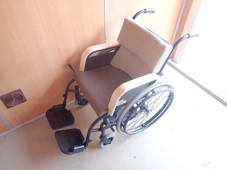 車椅子 PIGEON アシスタイースII MS-2 ピジョンタヒラ 自走式 姿勢くずれを防ぎ長時間でも快適