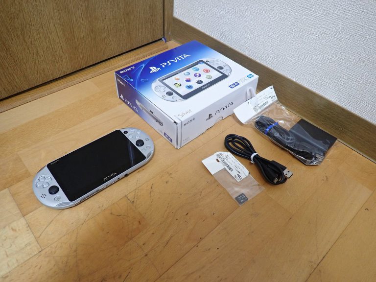PlayStation VITA SONY PCH-2000 ソニー プレイステーション ヴィータ PSP Wi-Fi 充電器 PCH-ZAC1 銀 シルバー 本体 8GBカード
