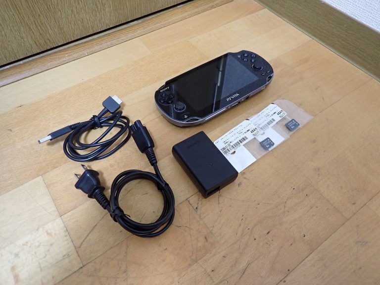 PlayStation VITA SONY PCH-1100 ソニー プレイステーション ヴィータ 充電器 PCH-ZAC1 黒 ブラック メモリーカード 8GB 本体
