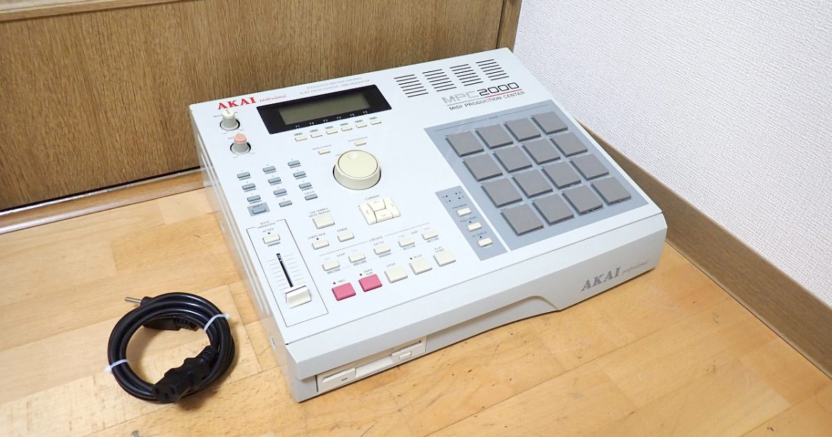 サンプラー AKAI MPC 2000 アカイ 16 BIT DRUM SAMPLER MIDI SEQUENCER シーケンサー PRODUCTION CENTER ドラム パッド