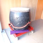 和太鼓 長胴太鼓 2.0尺 彫刻 台座 車輪 キャスター バチ 面 約60cm 胴 約75cm お祭り 応援 お寺 神社