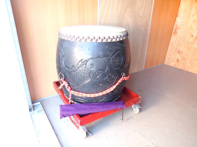 和太鼓 長胴太鼓 2.0尺 彫刻 台座 車輪 キャスター バチ 面 約60cm 胴 約75cm お祭り 応援 お寺 神社
