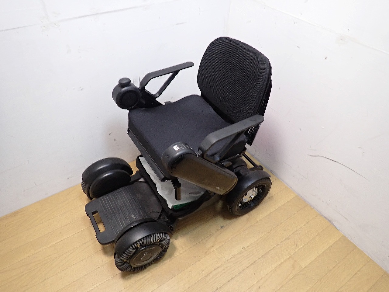 WHILL Model C 次世代型電動車椅子 | 近距離モビリティ 電動車椅子