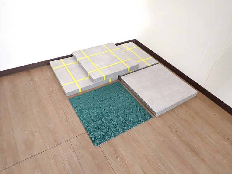 フロアタイル モルタルコンクリート柄 抗菌フロアタイル 置くだけ グレー 500 x 500 x 4.5mm 41枚 約 6.62 畳 中古