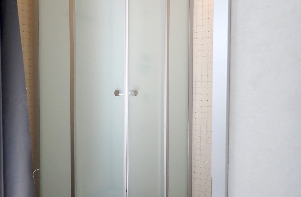 シャワーブース 幅90cm 奥行90cm 高さ215cm ガラス扉 シャワー 水栓 シャワールーム ジム