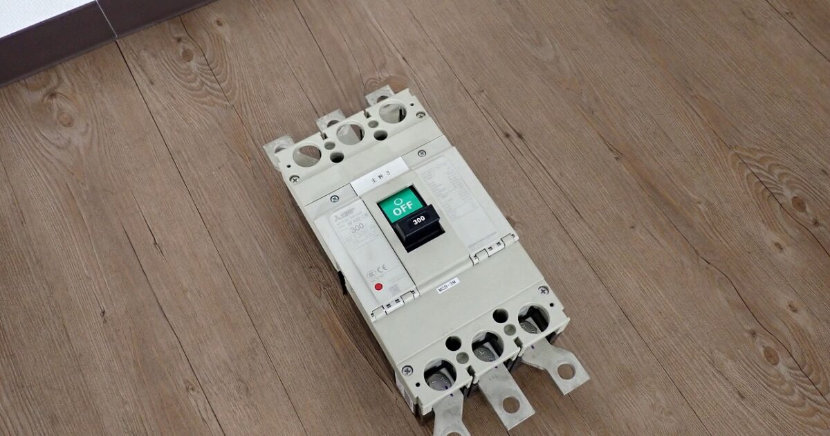 ブレーカー MITSUBISHI NF400-CW 300A 3P Ui 690V Uimp 8kV 50-60Hz 三菱電機 ノーフューズ 低圧遮断機 スイッチ