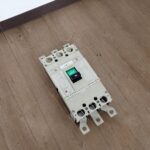 ブレーカー MITSUBISHI NF400-CW 300A 3P Ui 690V Uimp 8kV 50-60Hz 三菱電機 ノーフューズ 低圧遮断機 スイッチ
