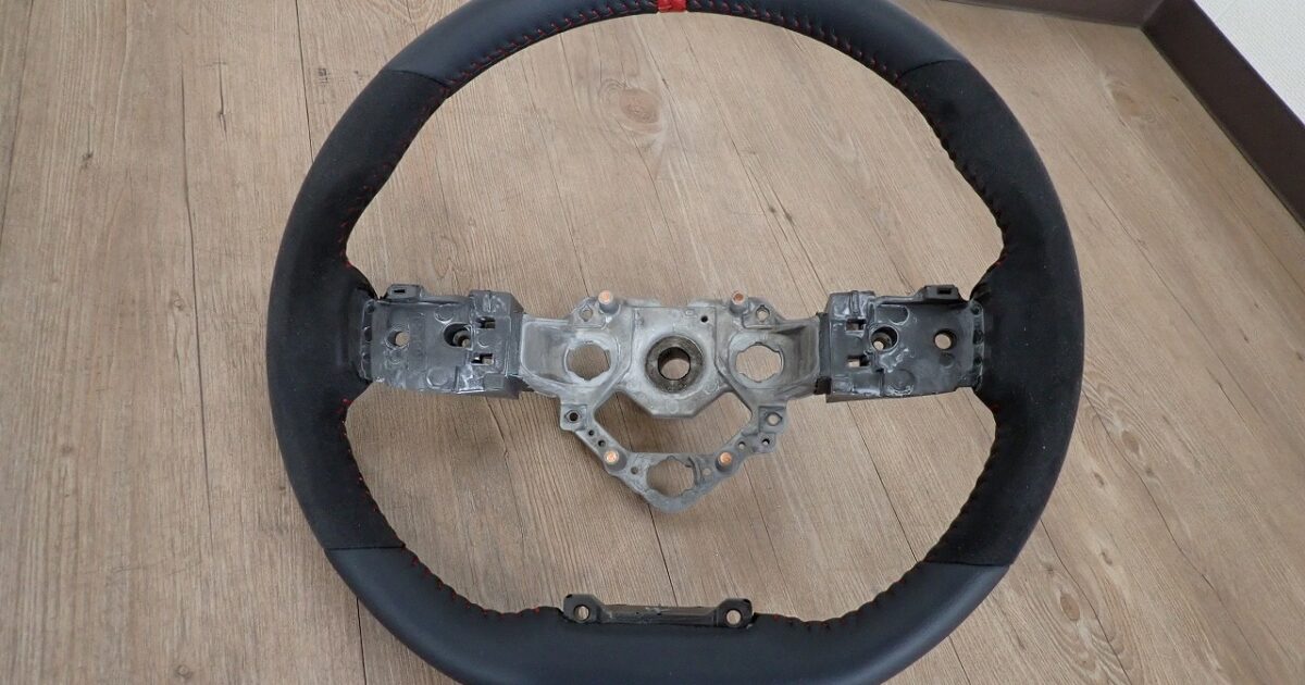 ステアリング ホイール NISSAN ノートNISMO ノートニスモ 日産 ハンドル 穴26ｍｍ 直径385ｍｍ 純正 スエード 自動車 新車外し 1