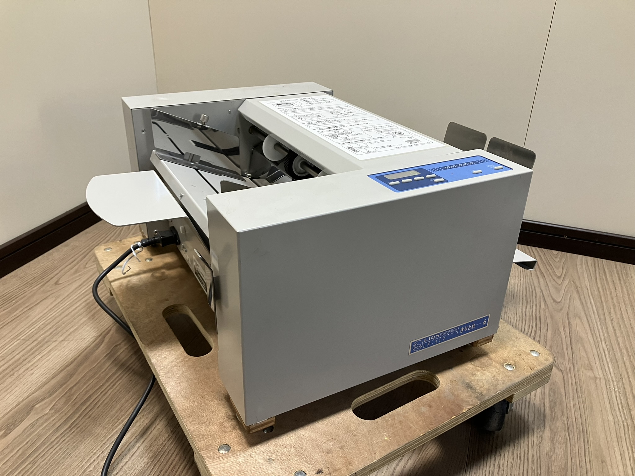 ライオン事務器 自動 ミシン目カッター きりとれーる LP-117 60Hz地域 ライオン☆自動ミシン目カッター きりとれーる LP-117 (84621) の商品