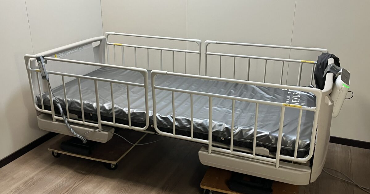 PARAMOUNT BED パラマウントベッド 介護ベッド 楽匠Z 3モーター サイドテーブル付 耐圧分散 床ずれ防止用エアマット ネクサスR