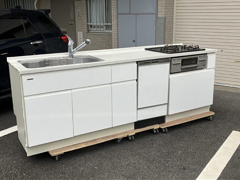 TAKARA STANDARD タカラスタンダード システムキッチン W2420×D650mm 左シンク 右ガスコンロ 食洗器 バックボード 食器棚付き
