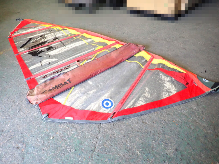 ウィンドサーフィン セイル COMBAT 4.7 コンバット ケース付 BOOM:161-165cm LUFF:432-434cm マリンスポーツ レジャー