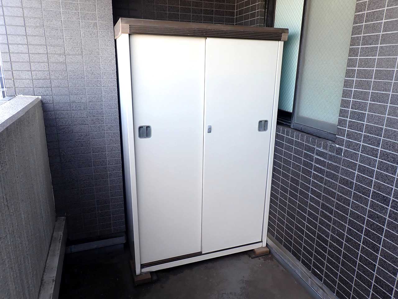 122> 中古 イナバ物置 スリムマン MGWー14C型 物置 INABA MG-07C スリムマン イナバ W1405×D750×H1625mm 鍵付き