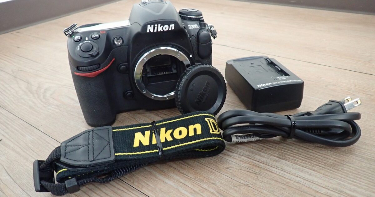 デジタル一眼レフカメラ 本体 Nikon D300S ニコン 高倍率ファインダー 写真・動画撮影 バッテリー付 ハイアマチュア ボディ ブラック