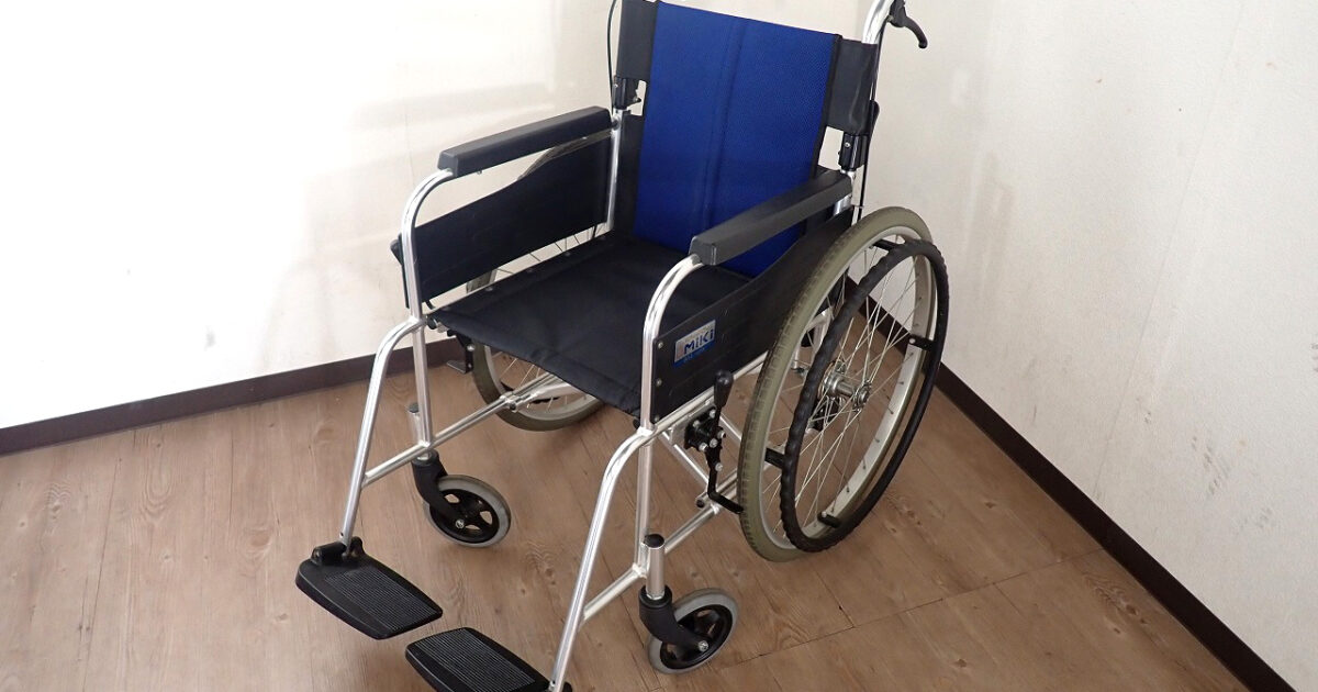 自走式車椅子 MIKI BAL1 ミキ 前座高 435mm 耐荷重 100kg 介助用ブレーキ ノーパンクタイヤ 折り畳み 車イス ブルー ブラック 病院 施設