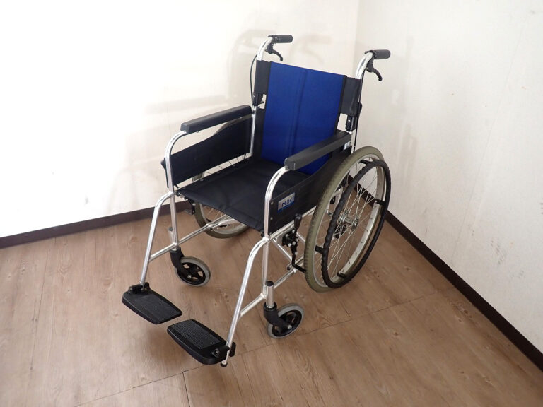 自走式車椅子 MIKI BAL1 ミキ 前座高 435mm 耐荷重 100kg 介助用ブレーキ ノーパンクタイヤ 折り畳み 車イス ブルー ブラック 病院 施設