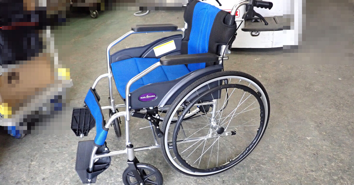 自走式車椅子 KADOKURA A-101AB カドクラ 耐荷重 100kg 24インチ ノーパンクタイヤ 折り畳み 車イス ブルー ブラック 病院 施設