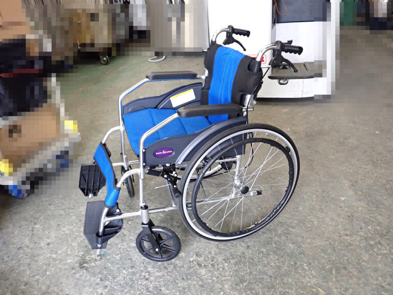 自走式車椅子 KADOKURA A-101AB カドクラ 耐荷重 100kg 24インチ ノーパンクタイヤ 折り畳み 車イス ブルー ブラック 病院 施設