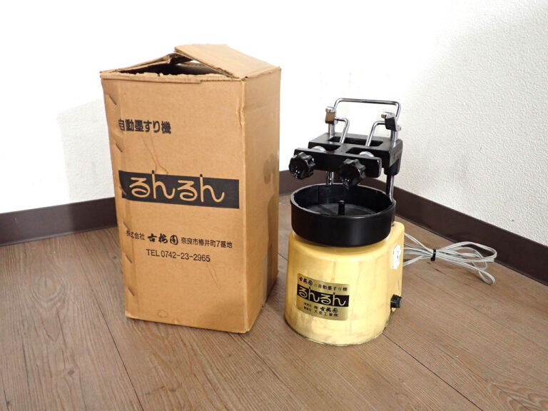 自動墨すり機 大産工業 古梅園 るんるん 最大 180cc 書道道具 書道具 習字 水墨画 墨磨り機 墨擦り機 2丁掛け 箱付き イエロー 電動