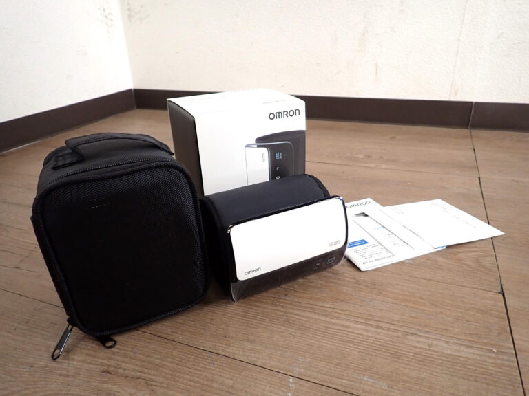 血圧計 OMRON HEM-7600T-W オムロン チューブレス 上腕式血圧計 Bluetooth コンパクト 測定器 健康 ヘルスケア ケース付 ホワイト