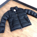 ダウンジャケット MONCLER モンクレール サイズ4 XXL コミックラベル付 ショート丈 メンズ ブラック 黒 アウター ブルゾン 冬服