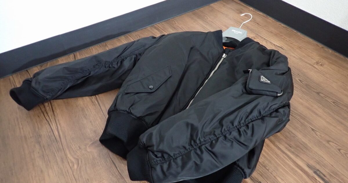 ジャンパー PRADA 180/96A プラダ Mサイズ 収納袋・ハンガー付 メンズ ブラック 黒 アウター ブルゾン ジップ 冬服 三角プレート